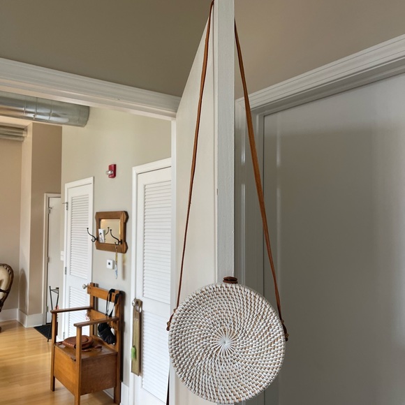 NWOT Ata White Round Straw Bag 7.25 inches Diameter with Blue Print Lining - Picture 4 of 8